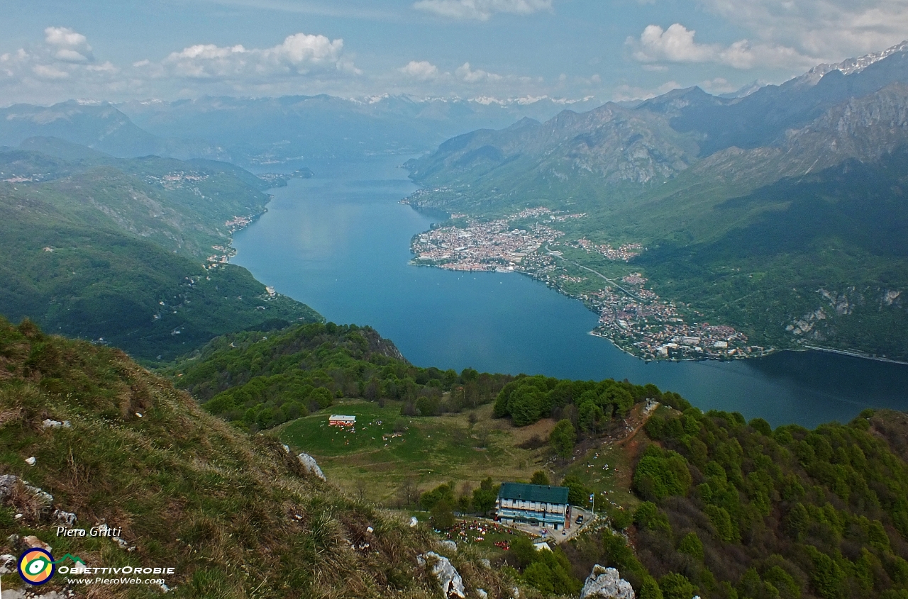 68 Vista sul sottostante Rif. S.E.V. e il lago.JPG